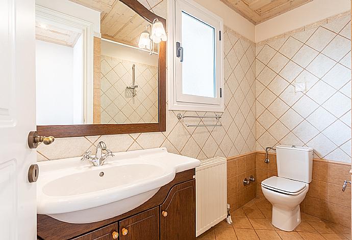 En suite bathroom with bath and shower . - Villa Emilios . (Fotogalerie) }}