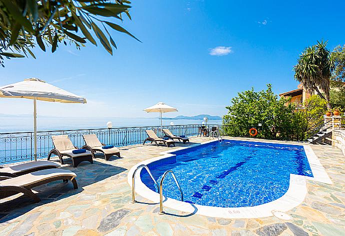 ,Private pool and terrace with panoramic sea views . - Villa Lina . (Galería de imágenes) }}