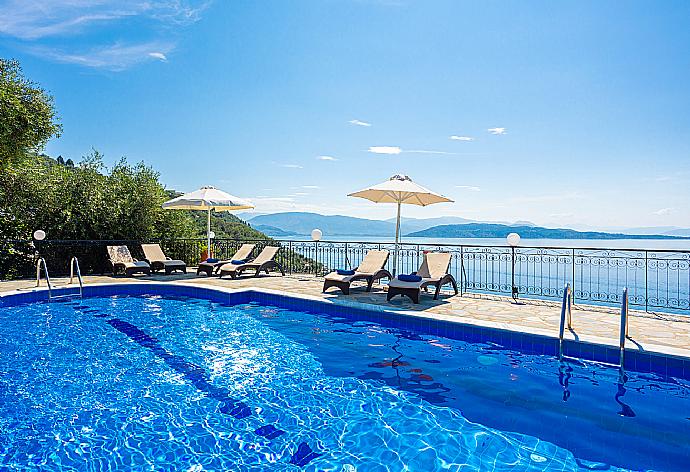 Private pool and terrace with panoramic sea views . - Villa Lina . (Fotogalerie) }}