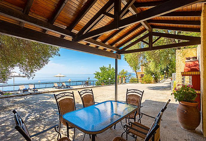 Sheltered terrace area with BBQ . - Villa Lina . (Fotogalerie) }}