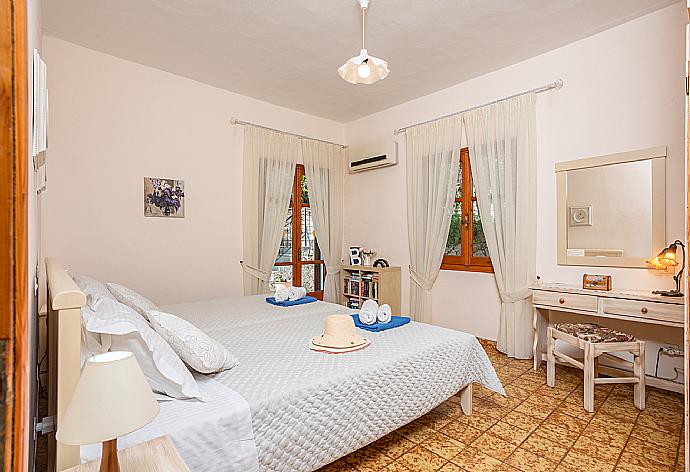 Twin bedroom with A/C . - Villa Lina . (Galerie de photos) }}