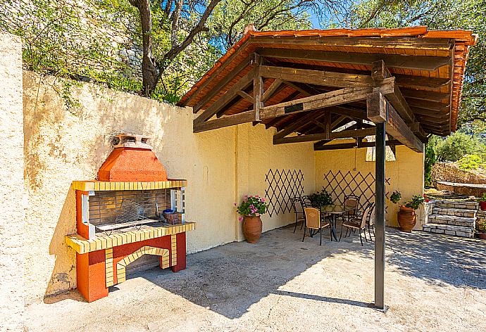 Terrace area with BBQ . - Villa Lina . (Fotogalerie) }}