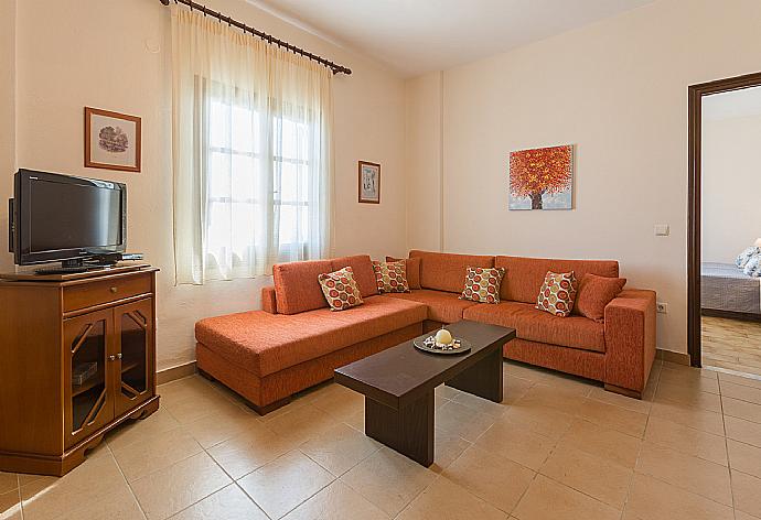 Living room with TV  . - Villa Lina . (Fotogalerie) }}