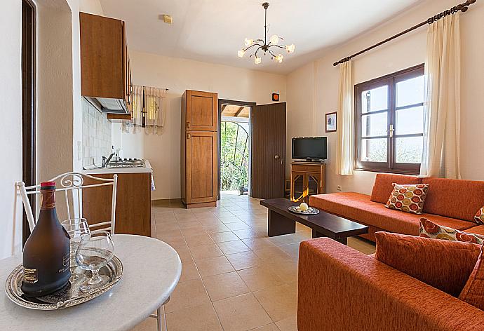 Living room with TV and coffee table  . - Villa Lina . (Galerie de photos) }}