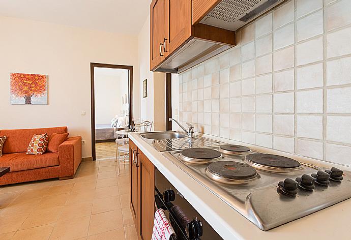 kitchen with cooking stove  . - Villa Lina . (Fotogalerie) }}