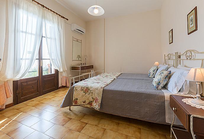 Twin bedroom with A/C . - Villa Lina . (Photo Gallery) }}