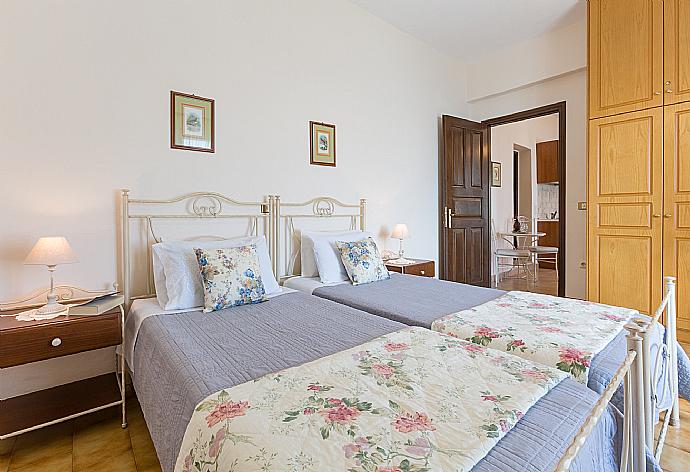 Twin bedroom with A/C . - Villa Lina . (Photo Gallery) }}