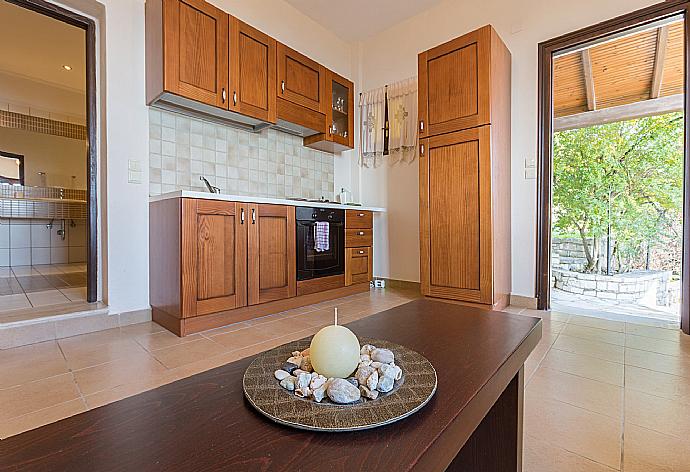 Living room with kitchen and coffee table  . - Villa Lina . (Galerie de photos) }}