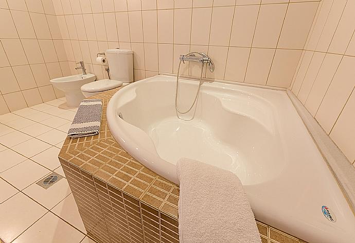 Family bathroom Family bathroom with bath and shower . - Villa Lina . (Galería de imágenes) }}