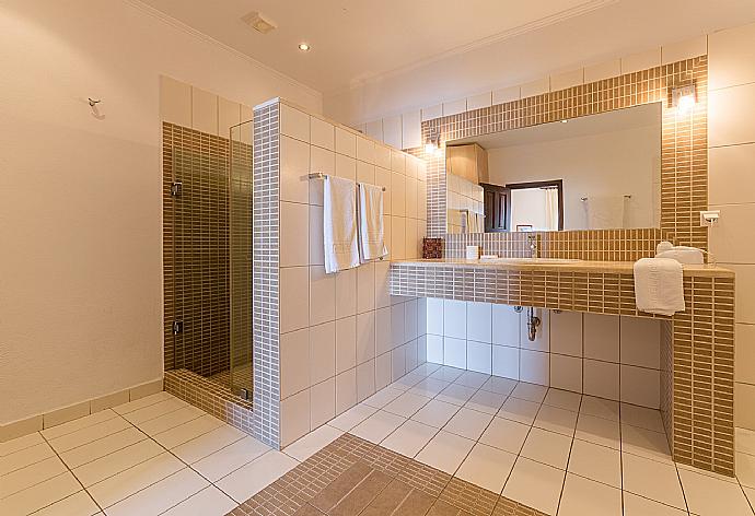 Family bathroom with shower . - Villa Lina . (Galería de imágenes) }}