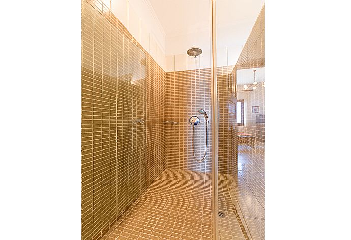 Family bathroom with shower . - Villa Lina . (Fotogalerie) }}