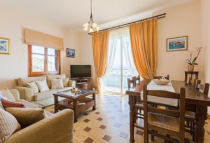 Living room with indoor dining  . - Villa Lina . (Galería de imágenes) }}