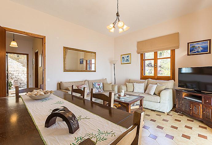 Living room with indoor dining and TV  . - Villa Lina . (Galería de imágenes) }}