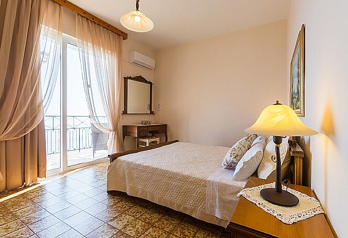 Double bedroom with A/C . - Villa Lina . (Galería de imágenes) }}