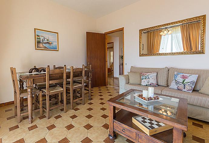 Living room with indoor dining  . - Villa Lina . (Fotogalerie) }}