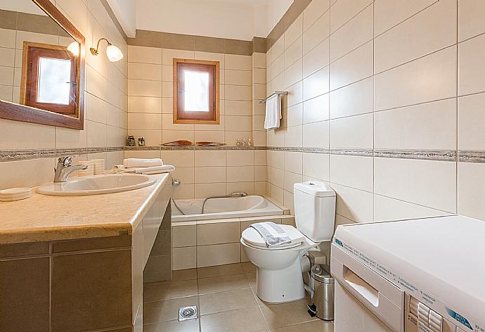 Family bathroom with bath and shower . - Villa Lina . (Galería de imágenes) }}