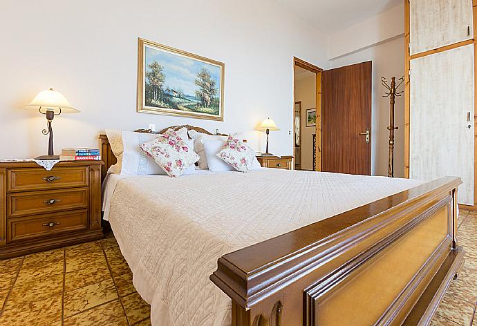 Double bedroom with A/C . - Villa Lina . (Photo Gallery) }}