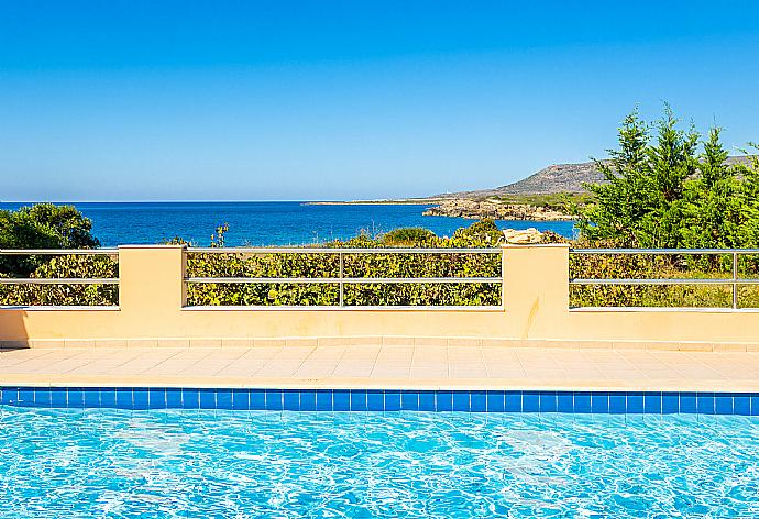 Private pool and terrace with sea views . - Maria Beach House . (Галерея фотографий) }}