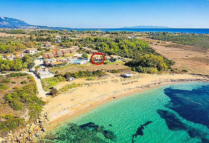 Aerial view showing location of Maria Beach House . - Maria Beach House . (Fotogalerie) }}