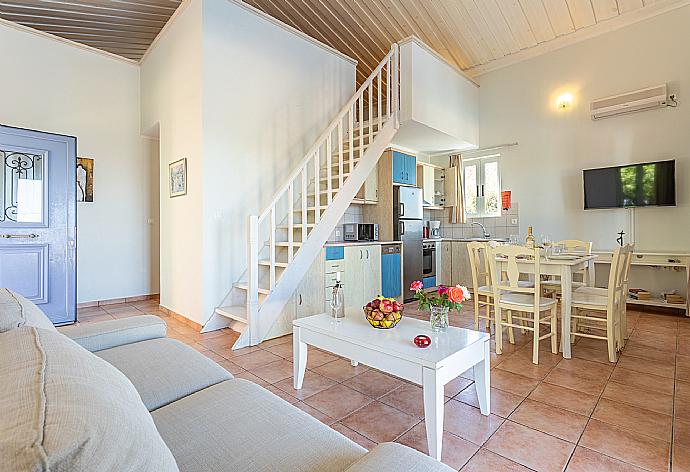 Open-plan living room with sofa, dining area, kitchen, mezzanine, A/C, WiFi internet, satellite TV, sea views, and terrace access . - Maria Beach House . (Fotogalerie) }}