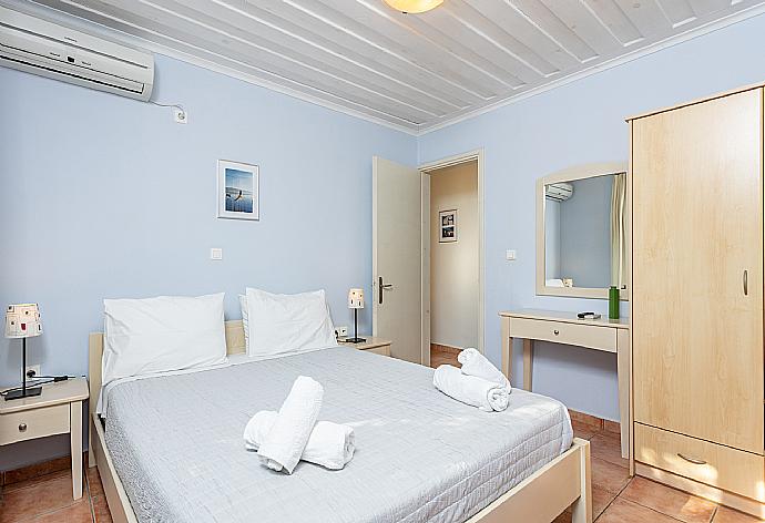 Double bedroom with A/C . - Maria Beach House . (Galleria fotografica) }}