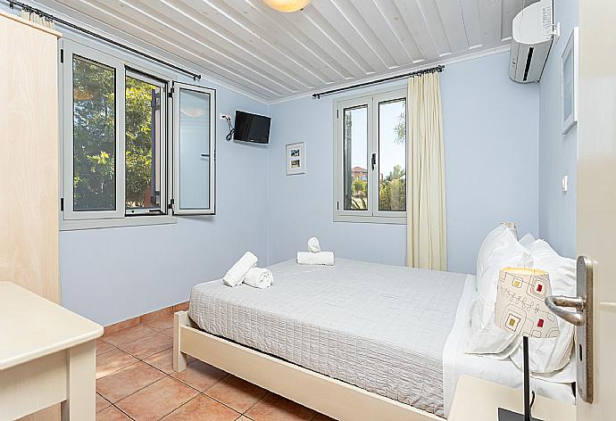 Double bedroom with A/C . - Maria Beach House . (Galleria fotografica) }}