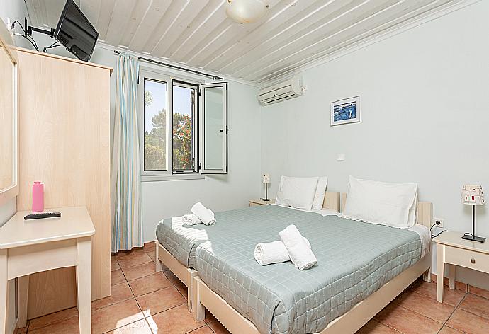 Twin bedroom with A/C . - Maria Beach House . (Galleria fotografica) }}