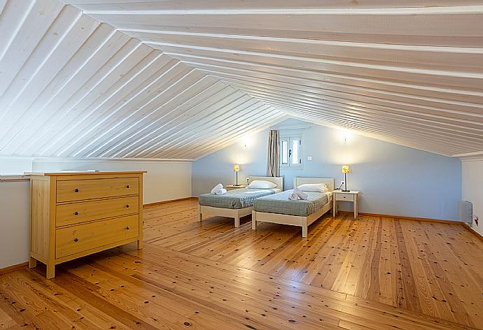 Twin bedroom on mezzanine with A/C . - Maria Beach House . (Photo Gallery) }}