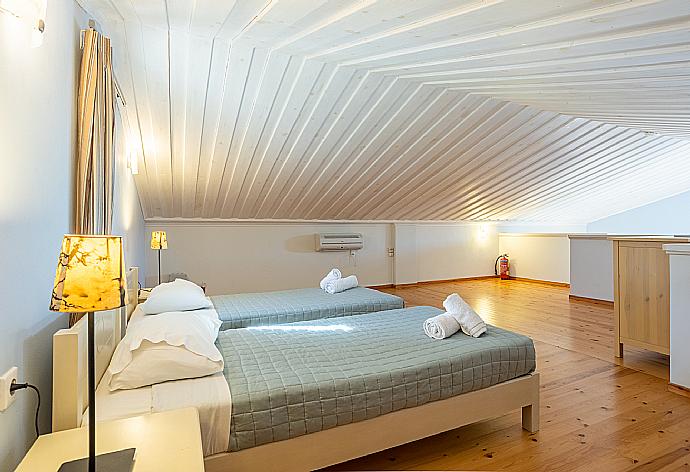 Twin bedroom on mezzanine with A/C . - Maria Beach House . (Fotogalerie) }}
