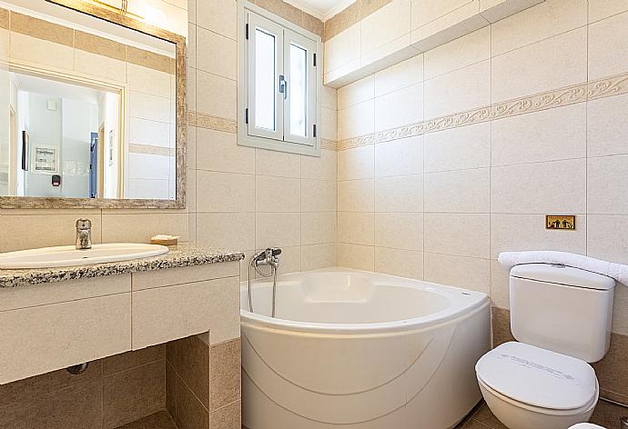 Family bathroom with with bath and shower . - Maria Beach House . (Galería de imágenes) }}