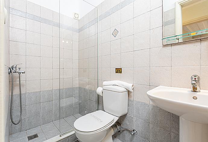 Family bathroom with shower . - Maria Beach House . (Fotogalerie) }}