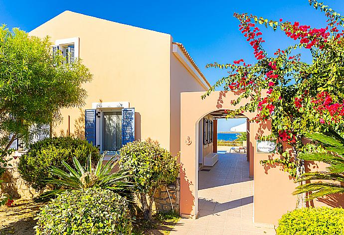 Entrance to Maria Beach House . - Maria Beach House . (Galería de imágenes) }}