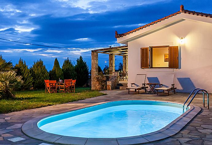 Private pool with terrace and garden . - Villa Katerina . (Fotogalerie) }}