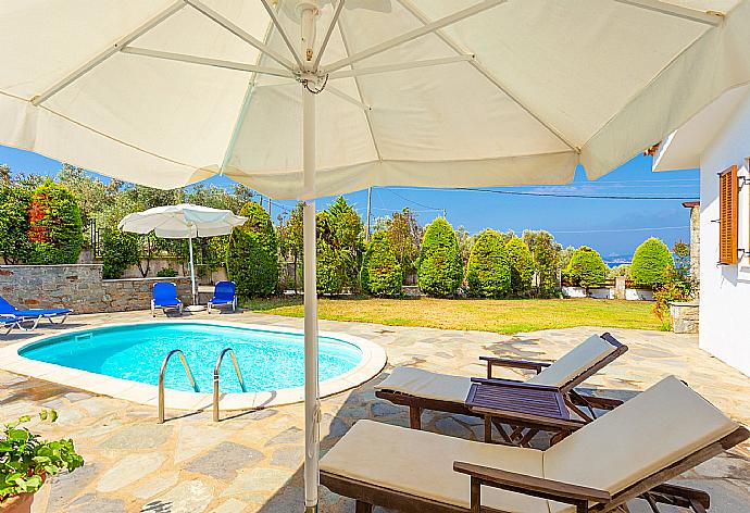 Private pool and terrace with sea views . - Villa Katerina . (Galería de imágenes) }}