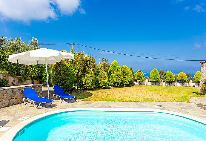 Private pool and terrace with sea views . - Villa Katerina . (Galería de imágenes) }}