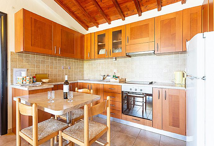 Equipped kitchen . - Villa Katerina . (Fotogalerie) }}