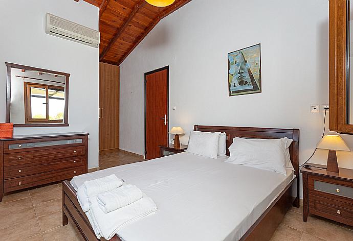 Double bedroom with A/C and en suite bathroom . - Villa Katerina . (Galerie de photos) }}