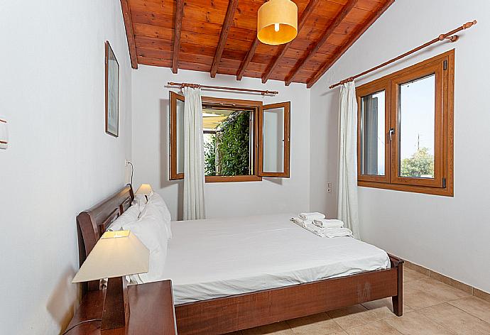 Double bedroom with A/C and en suite bathroom . - Villa Katerina . (Photo Gallery) }}