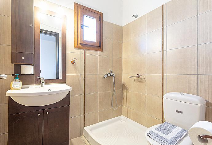 En suite bathroom with shower . - Villa Katerina . (Galleria fotografica) }}