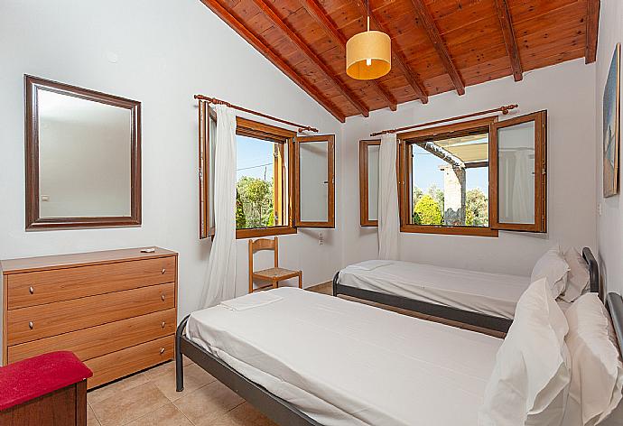 Twin bedroom with A/C and en suite bathroom . - Villa Katerina . (Fotogalerie) }}