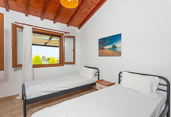 Twin bedroom with A/C and en suite bathroom . - Villa Katerina . (Fotogalerie) }}