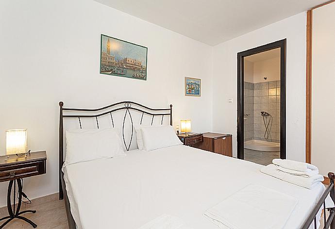 Double bedroom with A/C and en suite bathroom . - Villa Katerina . (Photo Gallery) }}