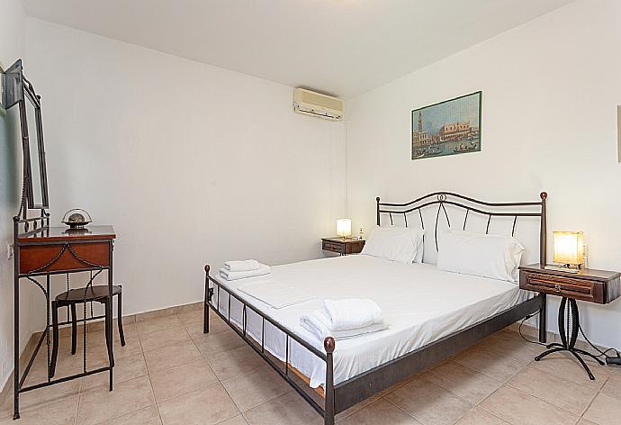 Double bedroom with A/C and en suite bathroom . - Villa Katerina . (Galleria fotografica) }}