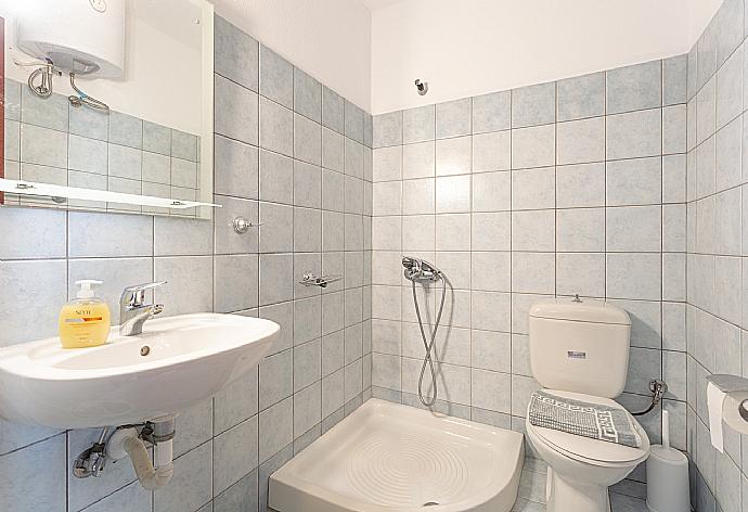 En suite bathroom with shower . - Villa Katerina . (Galerie de photos) }}