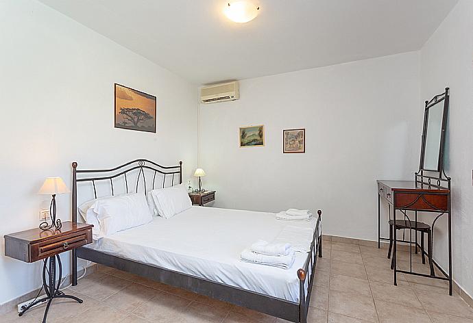 Double bedroom with A/C and en suite bathroom . - Villa Katerina . (Galerie de photos) }}