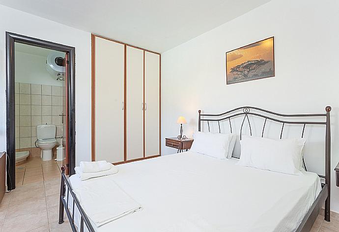 Double bedroom with A/C and en suite bathroom . - Villa Katerina . (Fotogalerie) }}