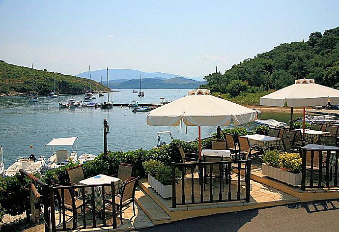 Taverna at St Stephanos . - Alexandra . (Fotogalerie) }}