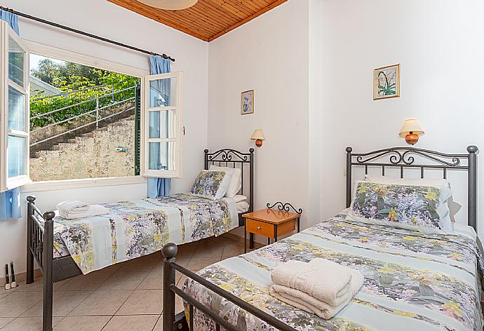 Twin bedroom with A/C, and terrace access with sea views . - Alexandra . (Galerie de photos) }}