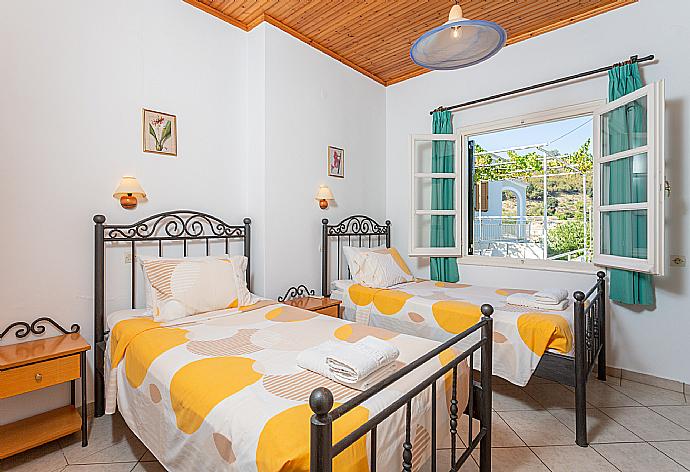 Twin bedroom with A/C, and terrace access with sea views . - Alexandra . (Galerie de photos) }}