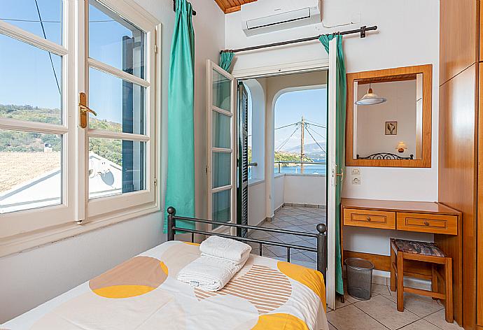 Twin bedroom with A/C, and terrace access with sea views . - Alexandra . (Galerie de photos) }}